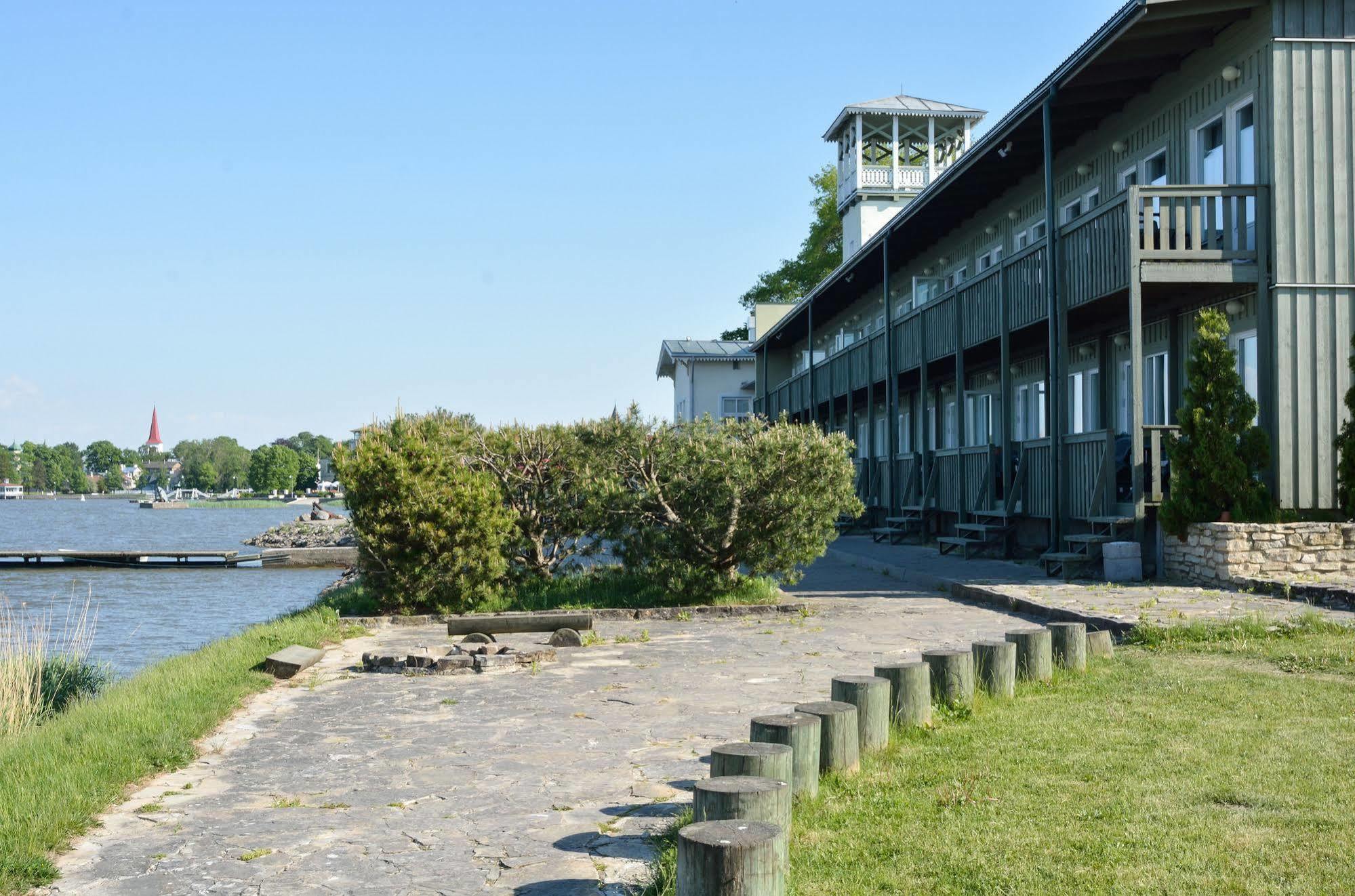 Hotel Promenaadi Haapsalu Buitenkant foto